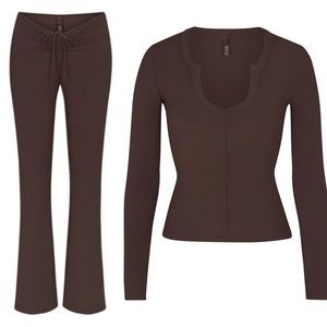 Skims Soft Lounge Ruched Pant and Split Neck Long Sleeve Top Set in Cocoa